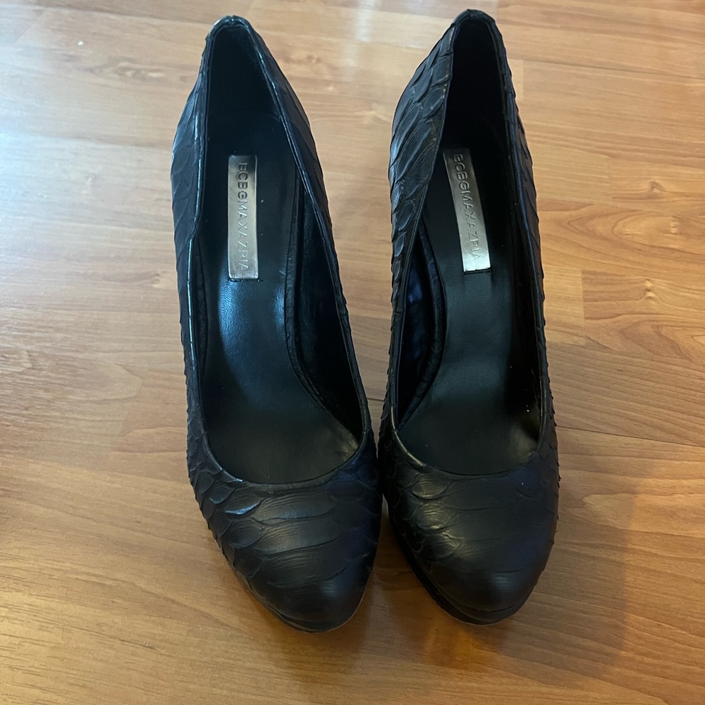 BCBG Black pumps with platform